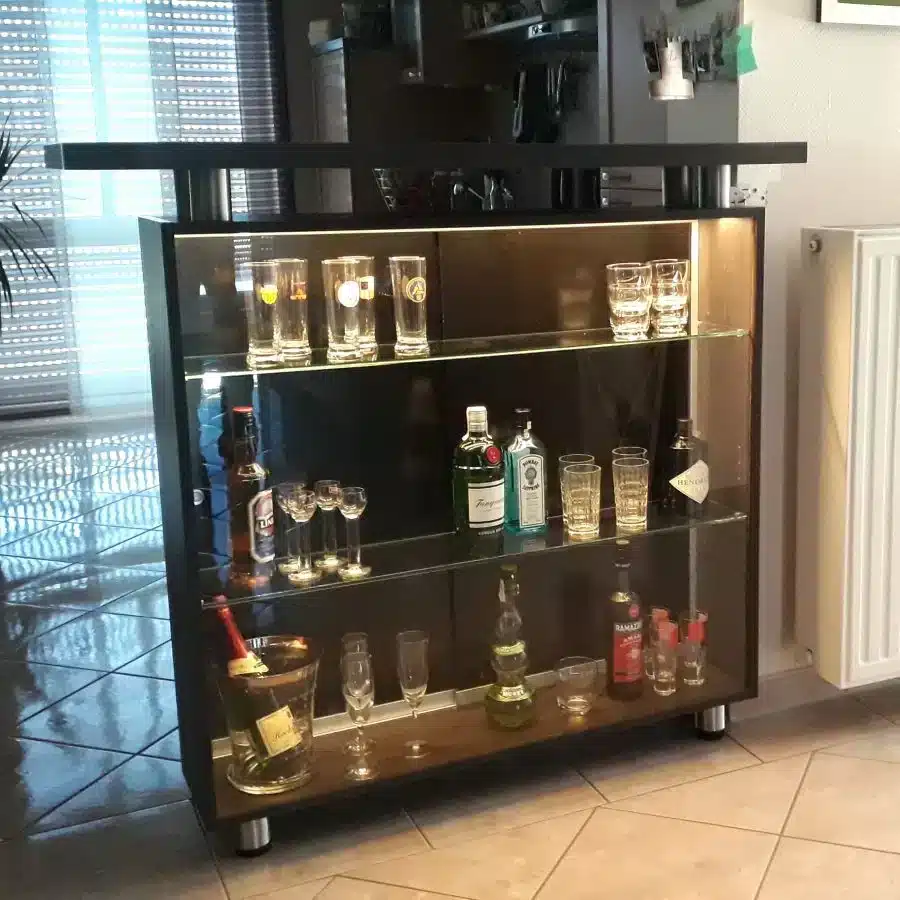 Individuell gefertigter Barschrank