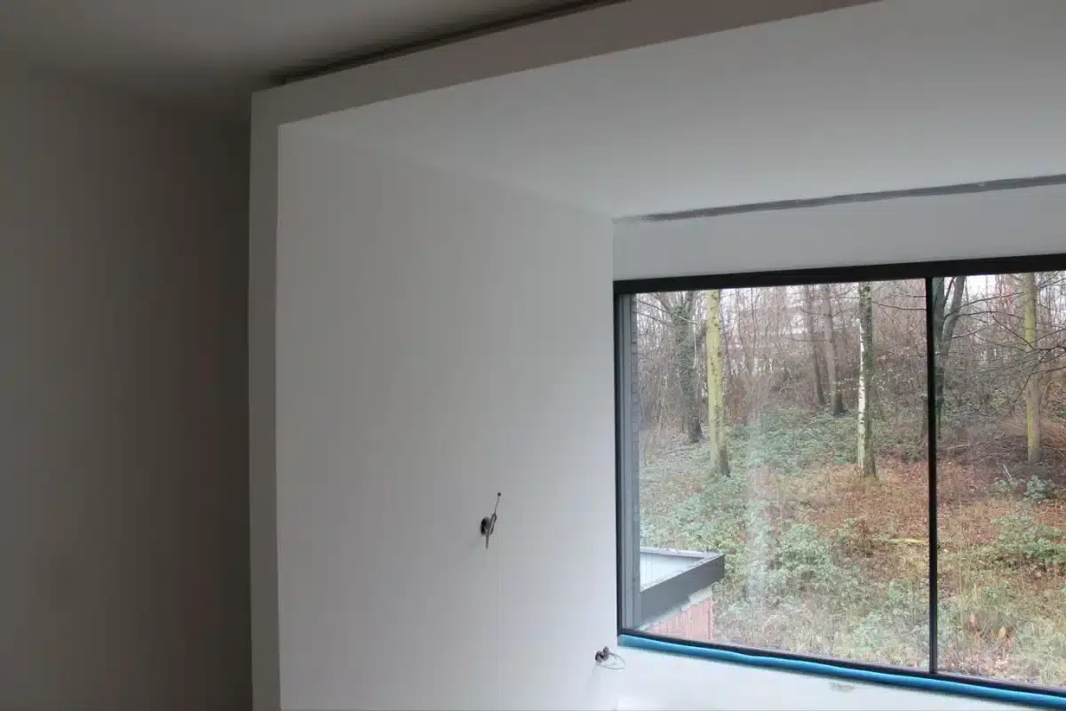 Trockenbauverkleidung am Fenster mit umlaufendem Deckenabsatz