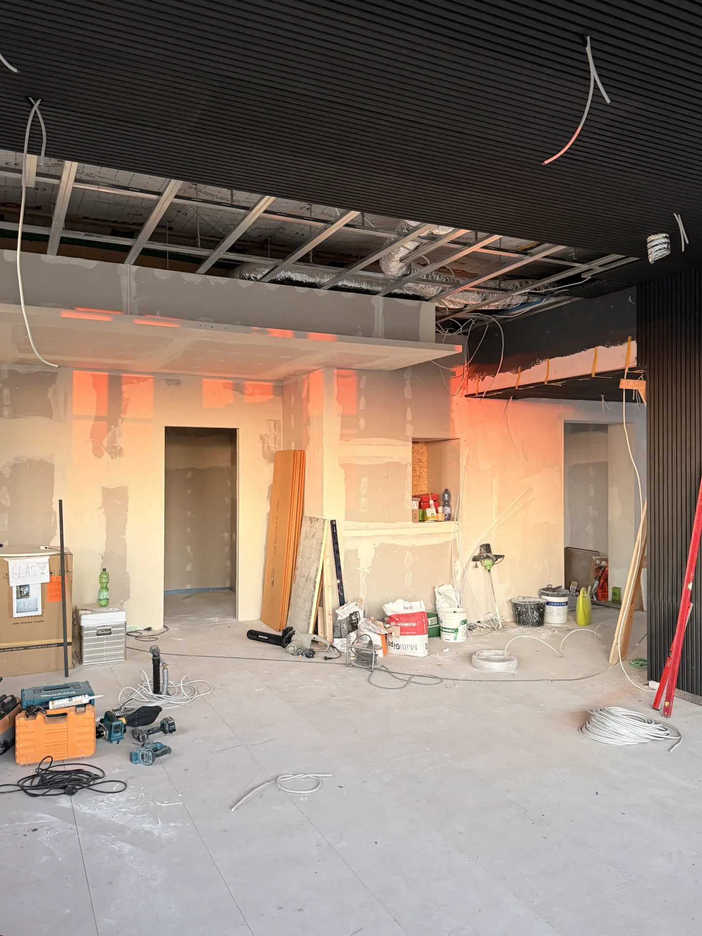 Innenausbau im Obergeschoss mit Holzverkleidung und dunkler Deckenlattung