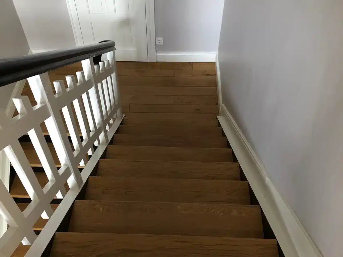 Renoviertes Treppenhaus mit Holzstufen