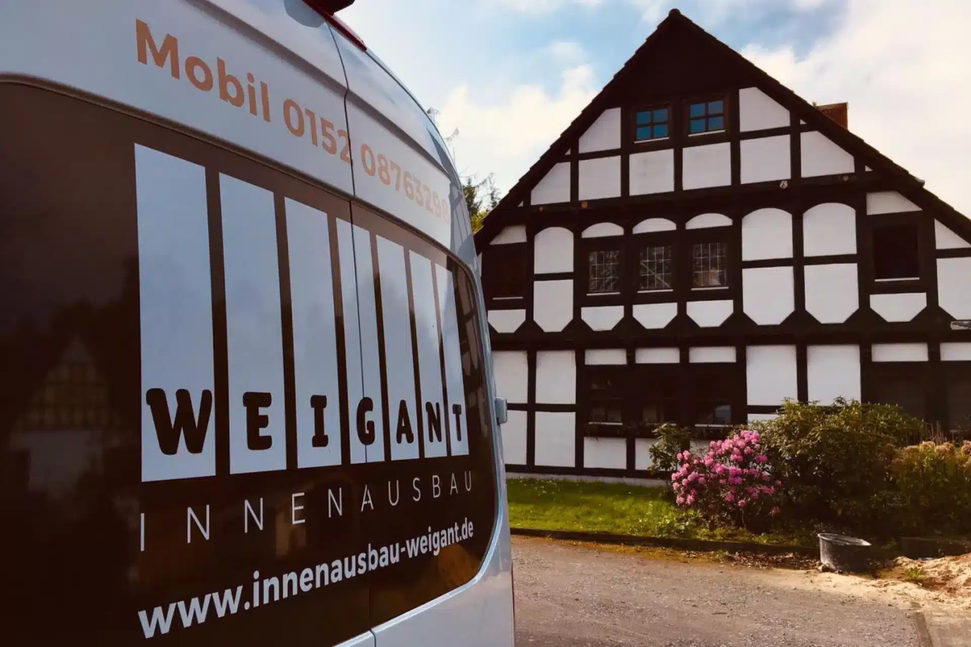Firmenfahrzeug von Innenausbau Weigant vor einem Fachwerkhaus
