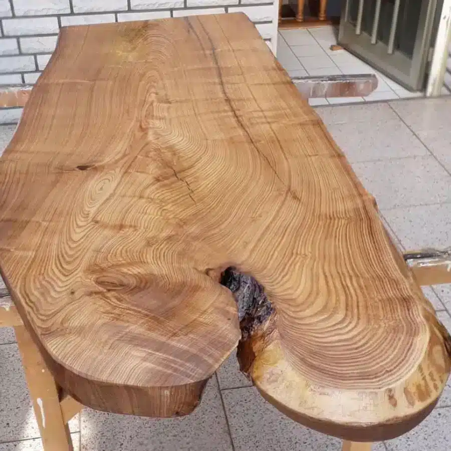 Individuell gefertigter Holztisch mit natürlicher Kante