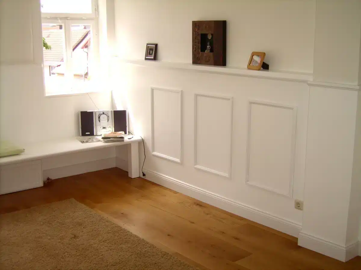 Weiße Wandverkleidung mit Holzfußboden