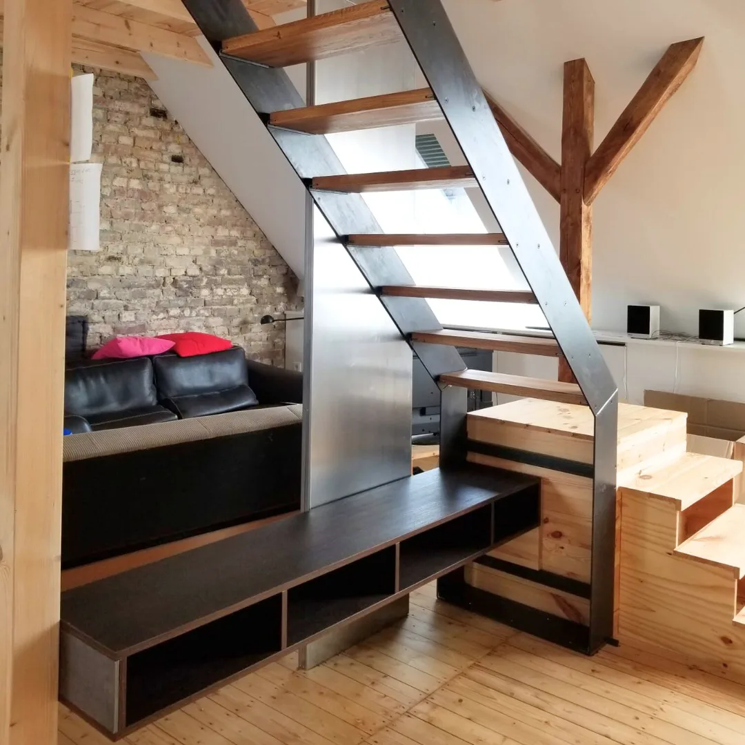 Dachgeschoss mit Stahl-Holz-Treppe, Sichtbalken und Ziegelwand