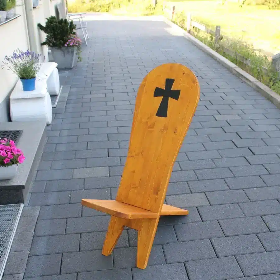Handgefertigter Holzstuhl